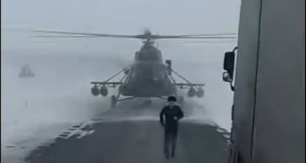 В Казахстане, водители автомобилей, ехавшие по автомобильной трассе, чуть не попали под военный вертолет