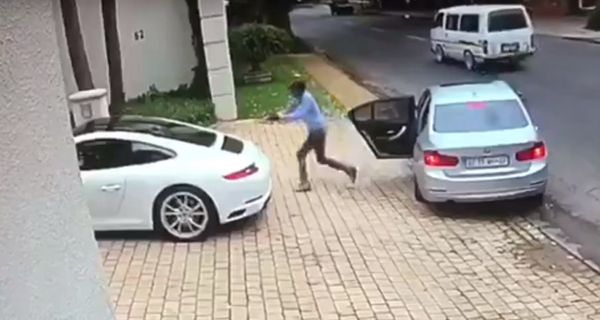 Молниеносная реакция водителя Porsche 911 спасла его от нападения в Южной Африке