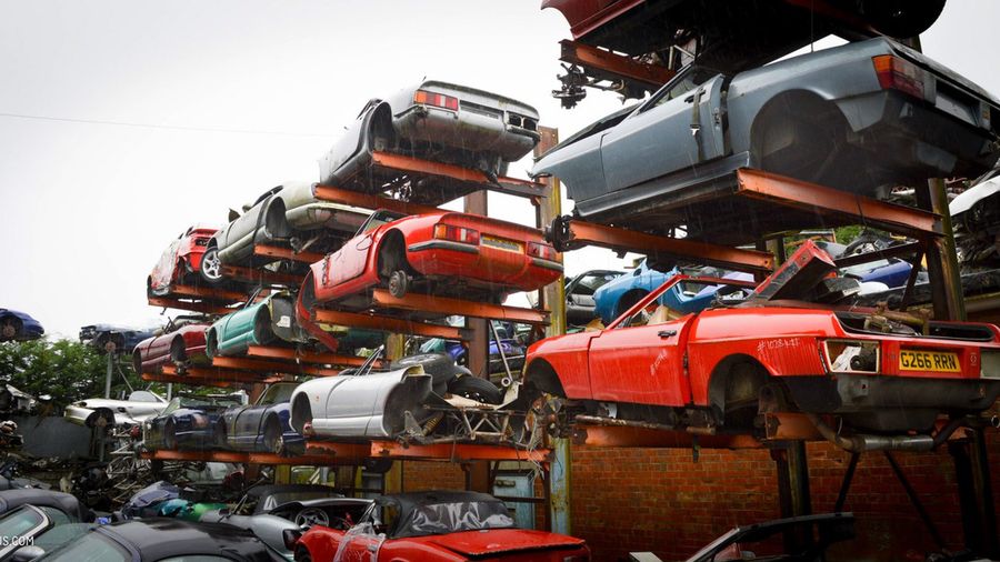На этой свалке умирают Porsche, Ferrari, Lotus и другие эксклюзивные автомобили