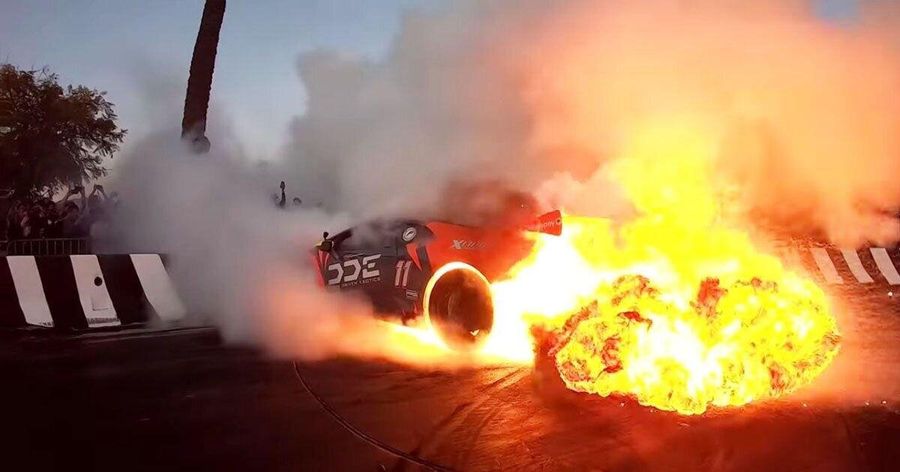 Безумный владелец Lamborghini Huracan поджог свой суперкар во время бернаута