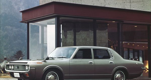Двенадцать поколений Crown из Toyota Museum в честь юбилея великого японского седана