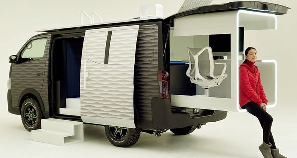 Японцы превратили фургончик Nissan NV350 Caravan в идеальный мобильный офис