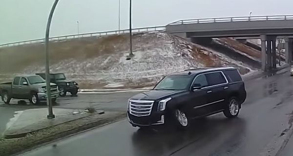Водитель Cadillac Escalade нашел альтернативный съезд с автомагистрали