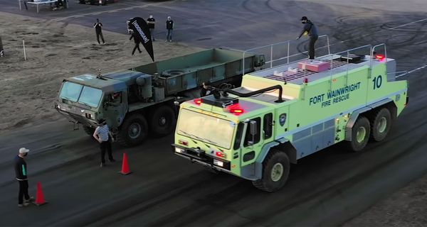 Посмотрите на самую нелепую и медленную гонку армейского грузовика, пожарной машины и груженого пикапа Ford