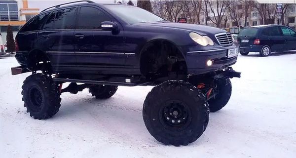 Украинец переделал Mercedes-Benz С-класса в вездеход с гигантским клиренсом 