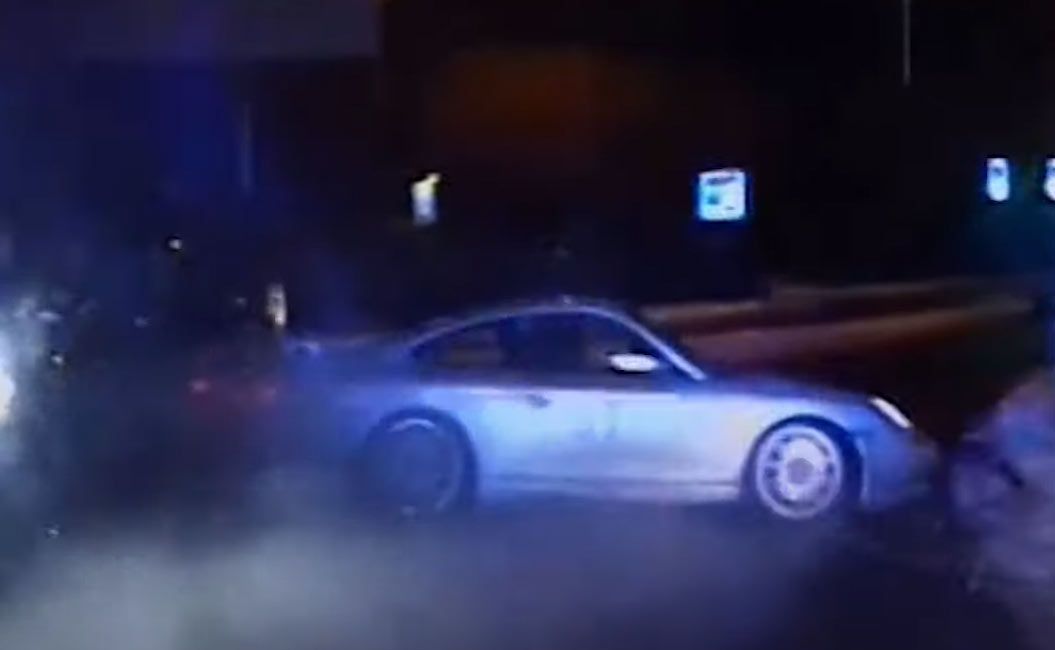 Полицейские протаранили спорткар Porsche 911 GT3, задерживая его угонщика