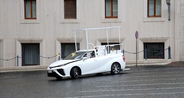 Папа Римский теперь будет ездить на водородном Toyota Mirai