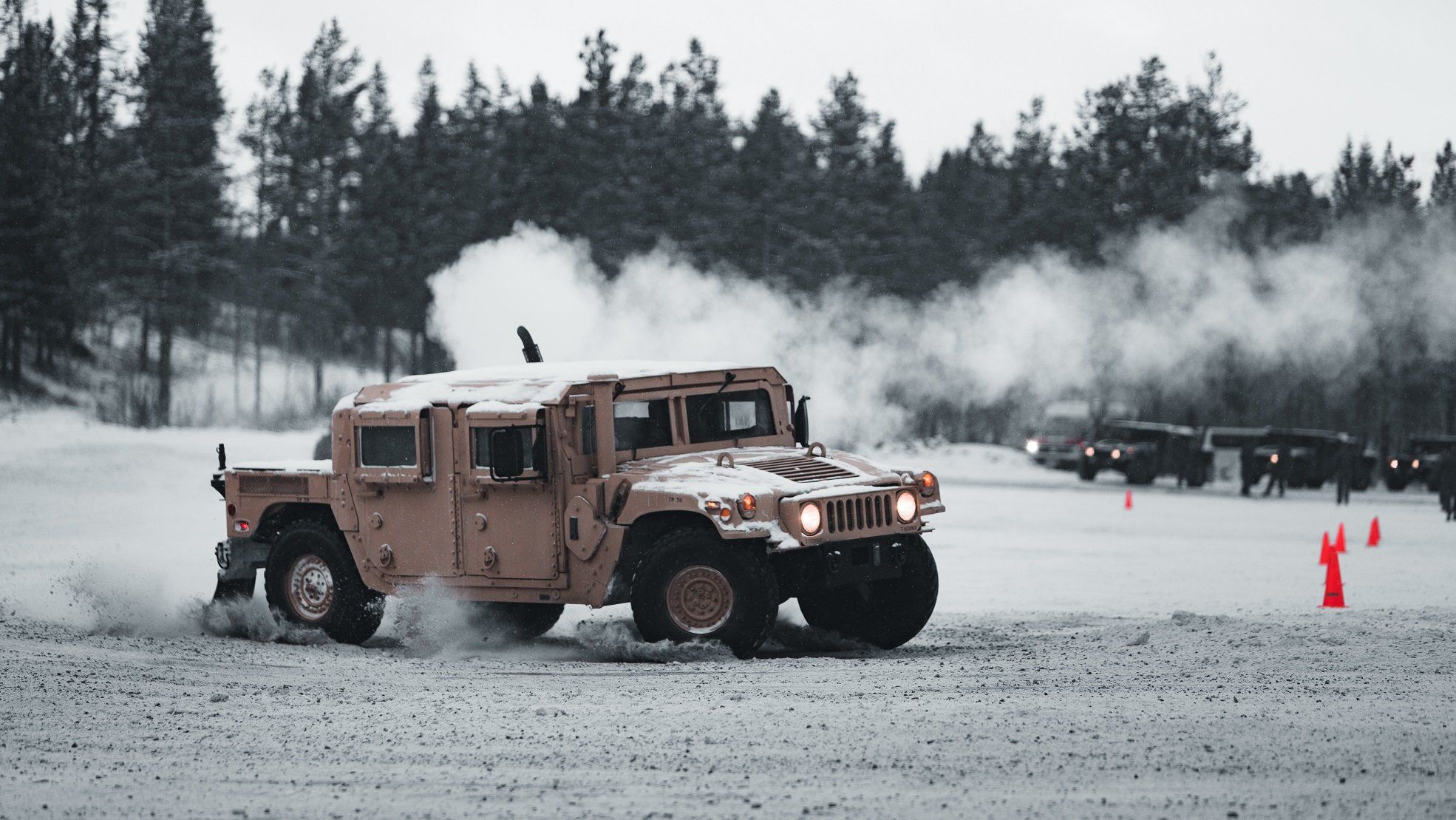 Американские морпехи учатся дрифтовать на Hummer в суровых зимних условиях
