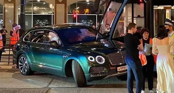 Видео: дочь московского миллионера на Bentley Bentayga врезалась в трамвай