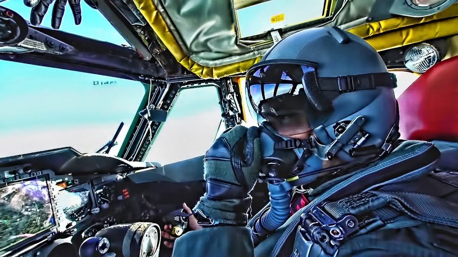 Посмотрите на взлёт бомбардировщика Boeing B-52H Stratofortress из кабины пилотов
