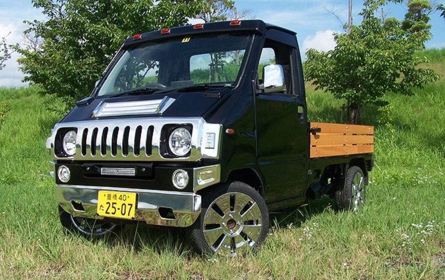 Японцы оформили минигрузовичок в стиле Hummer H2