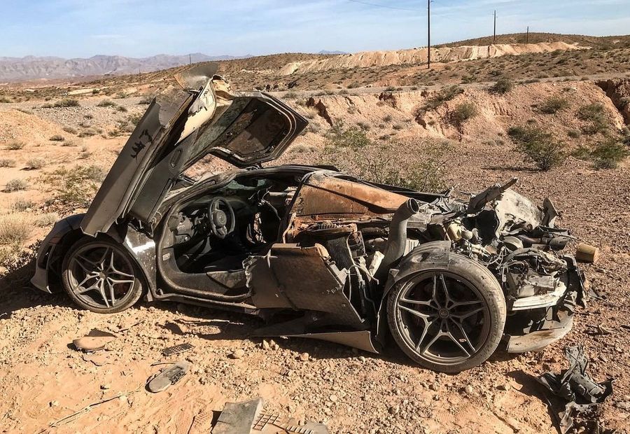 Полиция обнаружила в пустыне полностью уничтоженный McLaren 720S