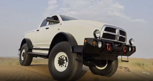 Арабский шейх похвастался своим новым пикапом Ram 1500 на шасси военного грузовика