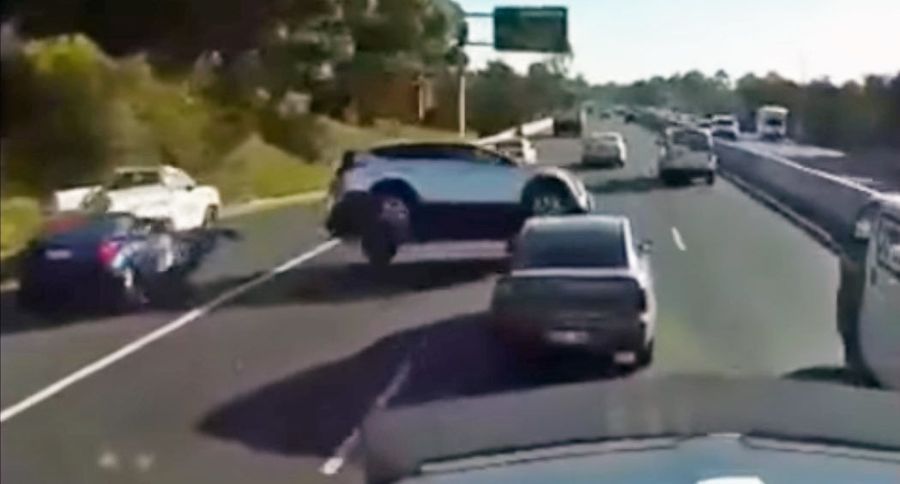 Ошибка Toyota Celica привела к столкновению 7 автомобилей на шоссе в Австралии