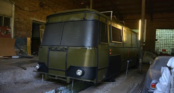 ЛиАЗ-677М превратили в крепость на колесах для зомби-апокалипсиса (к счастью, ненастоящего!)