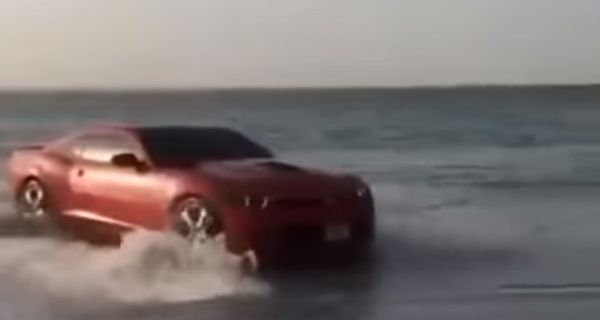 Взгляните на идиота за рулём Camaro, крутящего пончики прямо в океане!