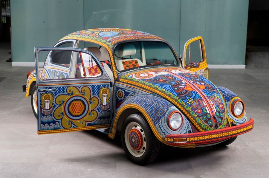 Volkswagen Beetle покрыли 2 миллионами бусин в традиционном мексиканском стиле