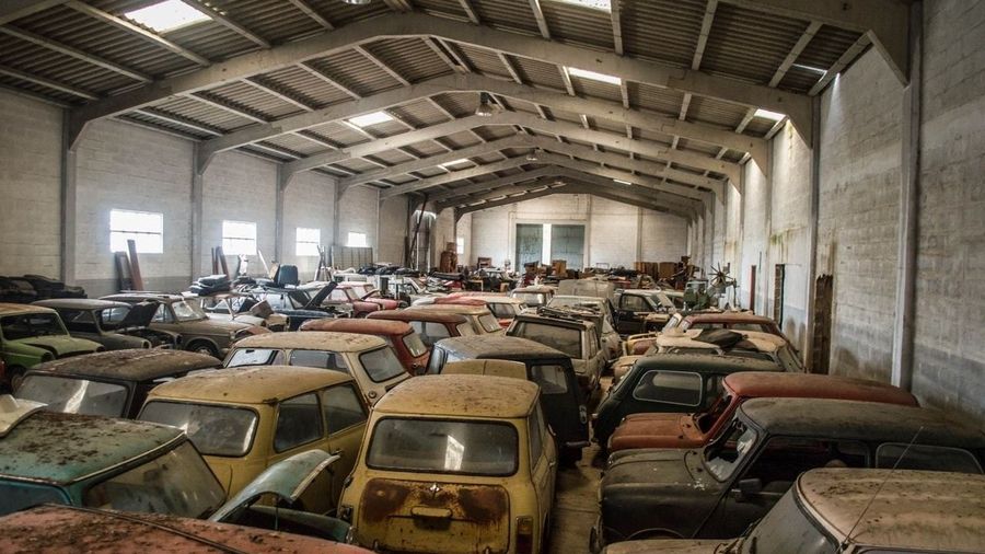 В Португалии нашли склад, скрывающий около 50 классических Mini