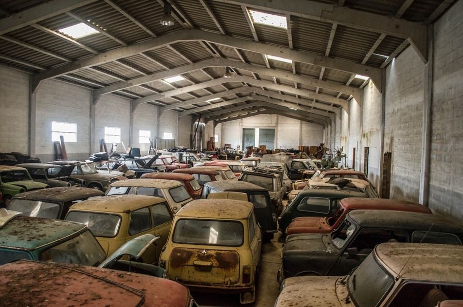 В Португалии нашли склад, скрывающий около 50 классических Mini