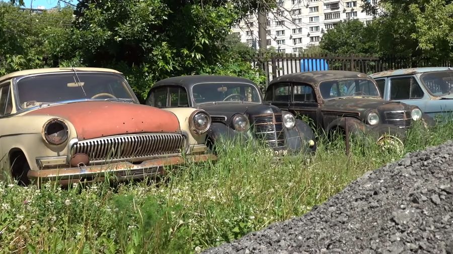 200 заброшенных автомобилей посреди Москвы: посмотрите, как выглядит целое поле раритетов