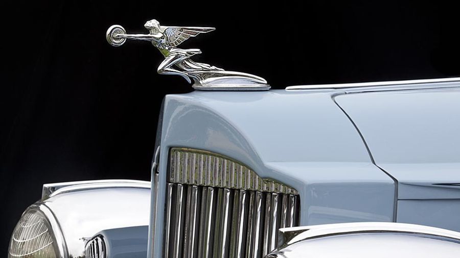 49 самых красивых капотных фигурок классических автомобилей