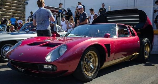 Невероятный слет суперкаров на встрече Cars & Coffee в Калифорнии