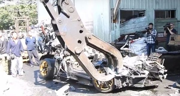 В Тайване всего за несколько минут разорвали на мелкие кусочки дорогущий суперкар Lamborghini