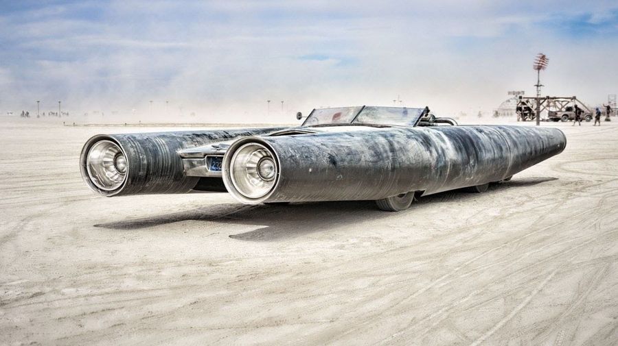 Скутер-ископаемое, автомобиль-ракета и машина-таракан: организаторы Burning Man распродают свою коллекцию