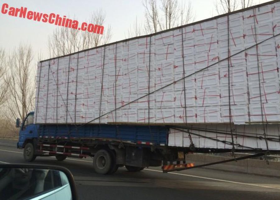 Китайский грузовик немного удлинили сзади для того, чтобы вместить больше коробок