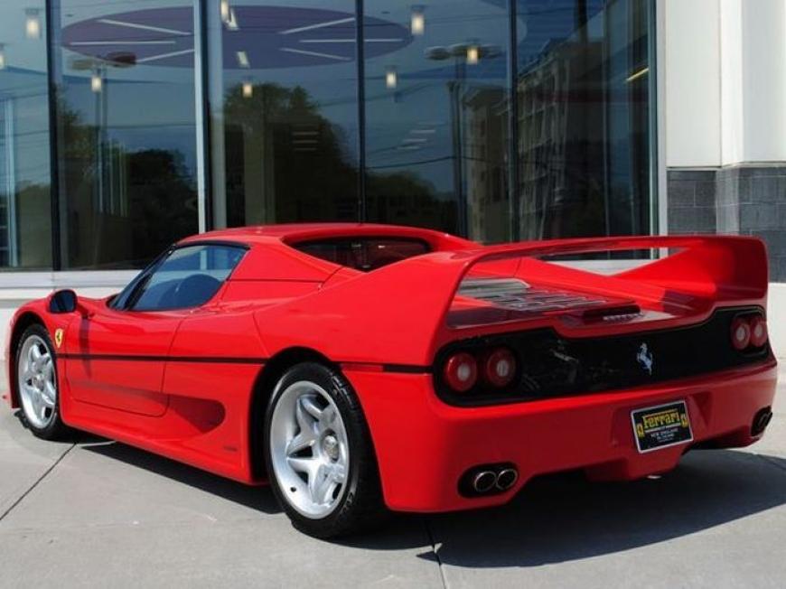 Тройка легендарных суперкаров Ferrari F40, F50 и Enzo, находящихся в идеаль...