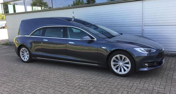 Голландское ателье сделало катафалк Tesla Model S с шикарным интерьером