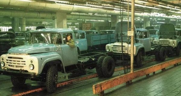 20 «ламповых» фотографий про советские грузовики и автобусы