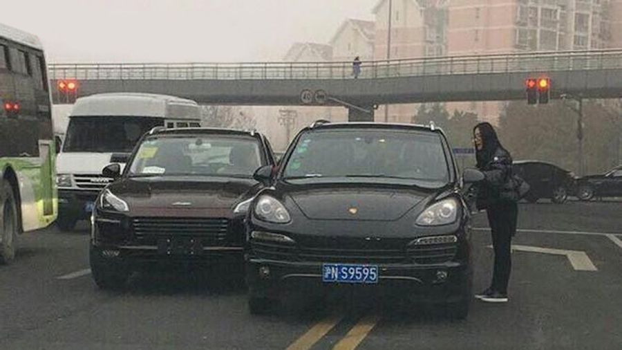 В Китае столкнулись настоящий и поддельный кроссоверы Porsche