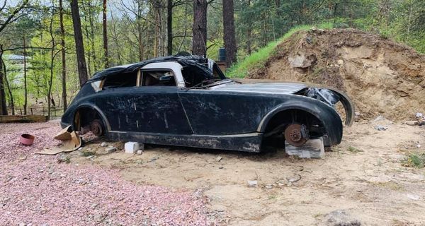 В лесу под Киевом обнаружили останки брошенного ретро-автомобиля Maybach Zeppelin