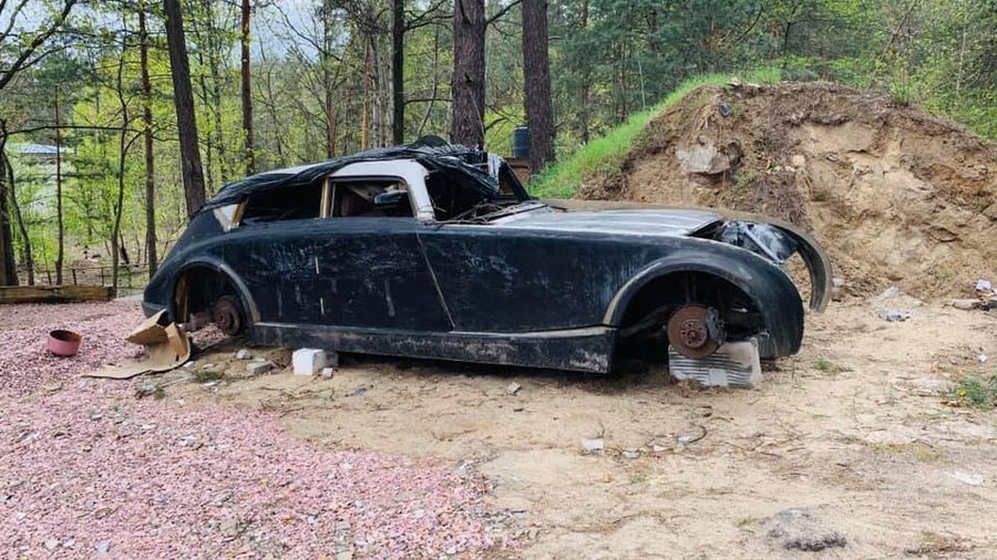 В лесу под Киевом обнаружили останки брошенного ретро-автомобиля Maybach Zeppelin