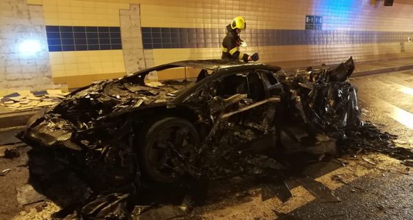 В Праге полностью сгорел редчайший суперкар Lamborghini Aventador Carbonado