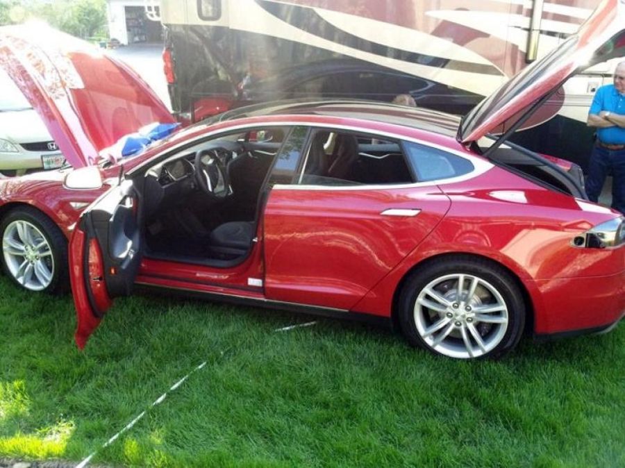 Фотоотчет от первого владельца новой Tesla Model S