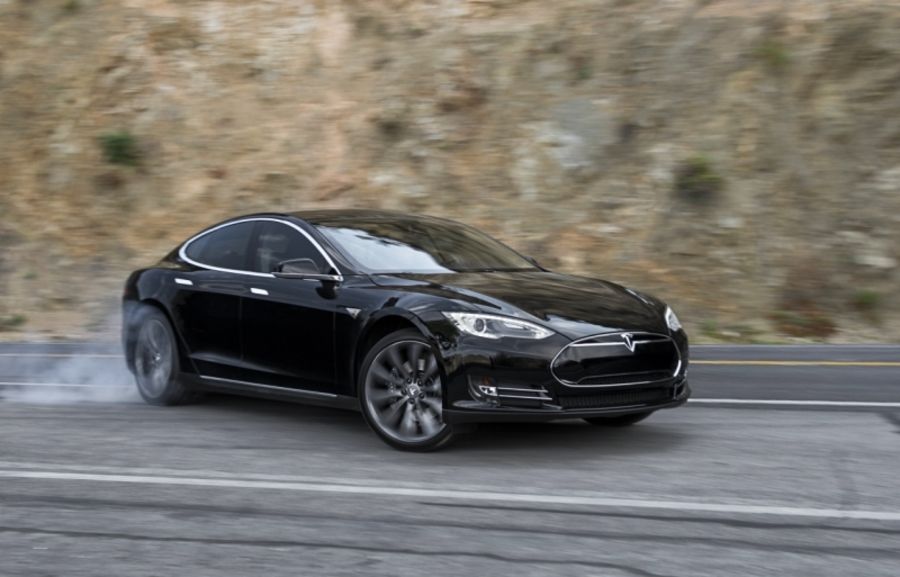 Опция Ludicrous Mode сделает электрокар Tesla Model S динамичнее и увеличит его запас хода