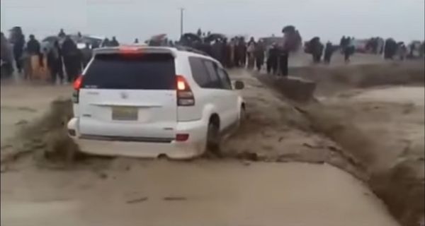 В Пакистане селевой поток смыл Toyota Land Cruiser