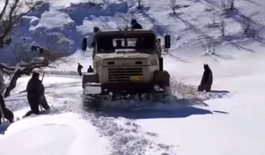 Посмотрите, как грузовик КрАЗ-260 пробирается сквозь сугробы в горах
