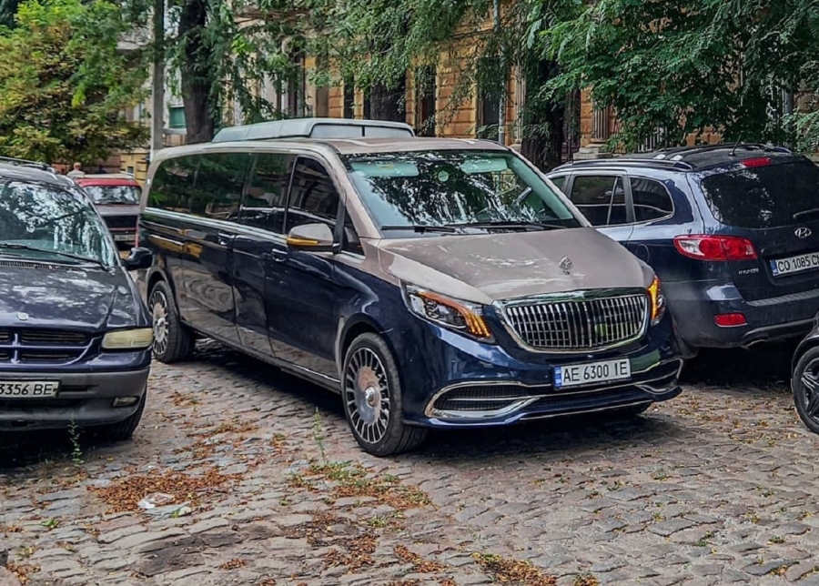 Посмотрите на удлинённый Mercedes-Maybach V-класса из Украины