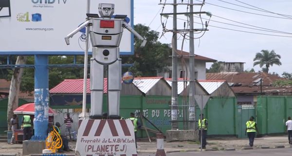 Посмотрите на гигантских роботов, которые регулируют движение в Конго