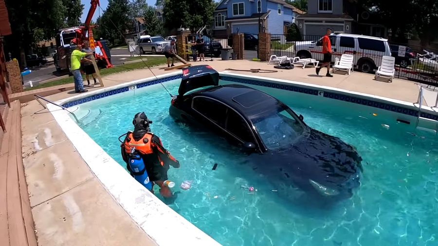 Подросток случайно утопил Infiniti G37 в бассейне. Посмотрите, как спасают автомобиль