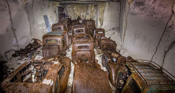 Во Франции обнаружили шахту, заполненную классическими автомобилями 40-х годов