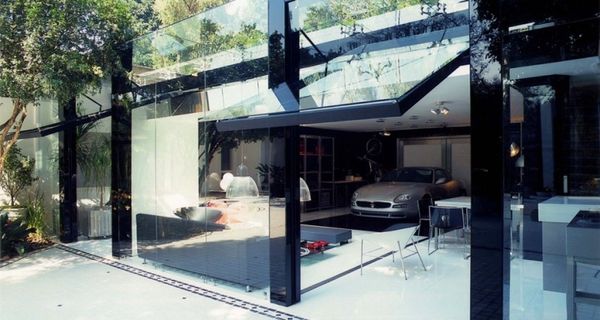 Богатые тоже сходят с ума по автомобилям. Богатый дом-гараж из Бразилии.