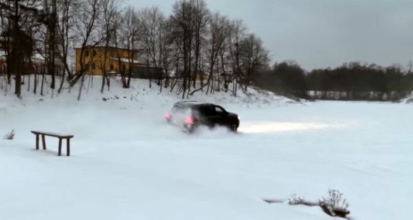 Парень утопил внедорожник Toyota Land Cruiser 200 во время покатушек по замерзшему озеру