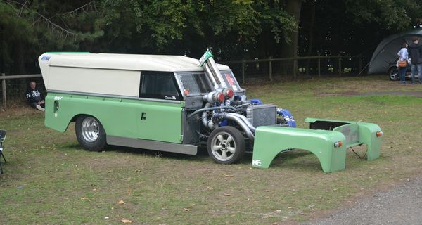 Дизель Cummins с тремя турбонагнетателями сделал из Land Rover Series II дрэгового монстра
