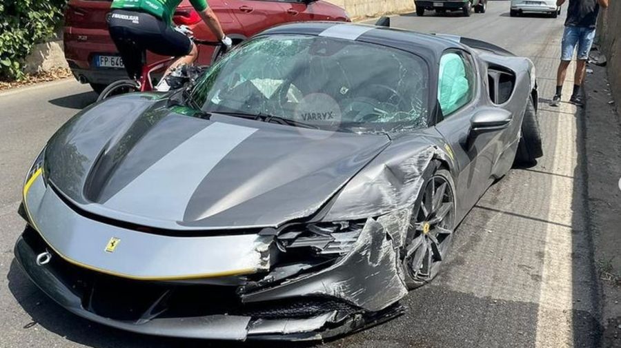 Новый гибридный Ferrari разбили в ДТП: посмотрите, что стало с самым быстрым и дорогим суперкаром бренда