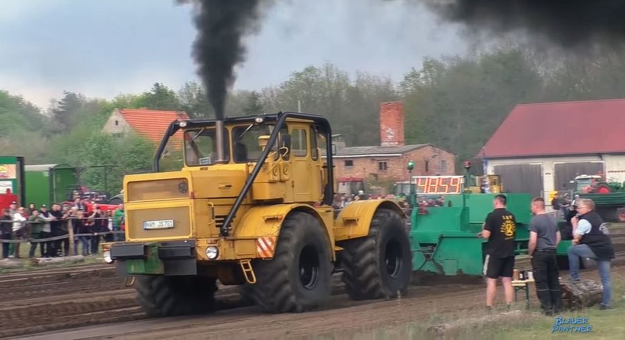 Посмотрите, как трактор «Кировец» таскает тяжелые грузы на соревнованиях