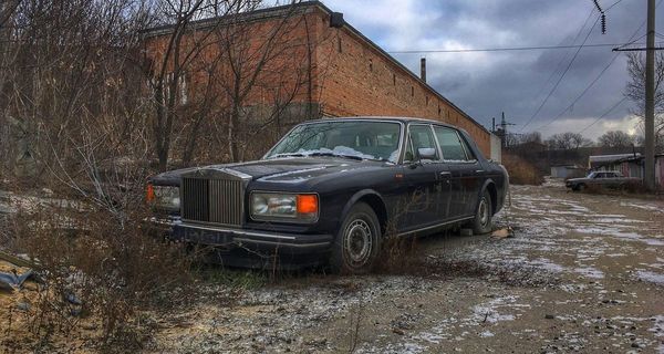 В Украине уже 15 лет гниет на улице редкий Rolls-Royce Silver Spur II